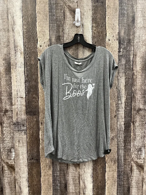 Top Short Sleeve By Maurices In Grey, Size: M